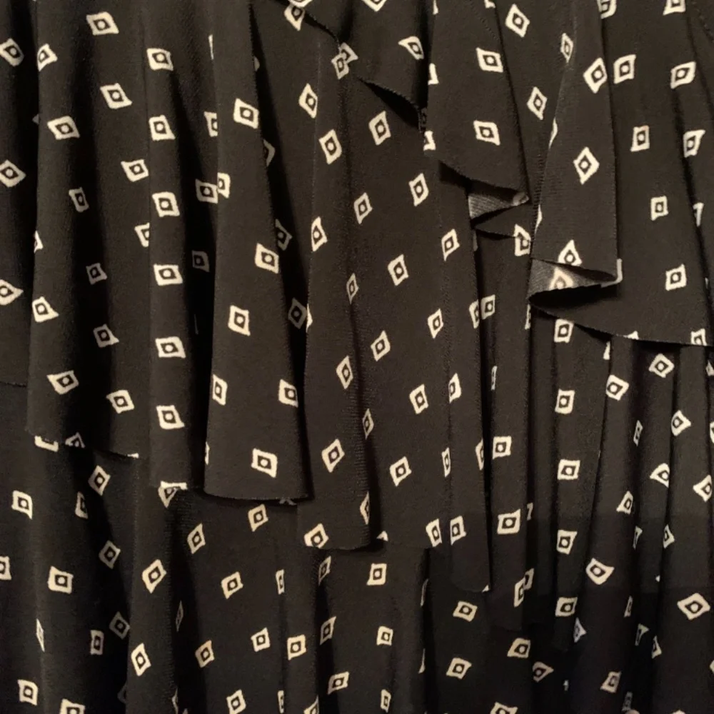 White House‎ black market ruffle tiered mini . Worn a few tines